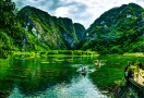Sampan cruise in Tam Coc (Ninh Binh)