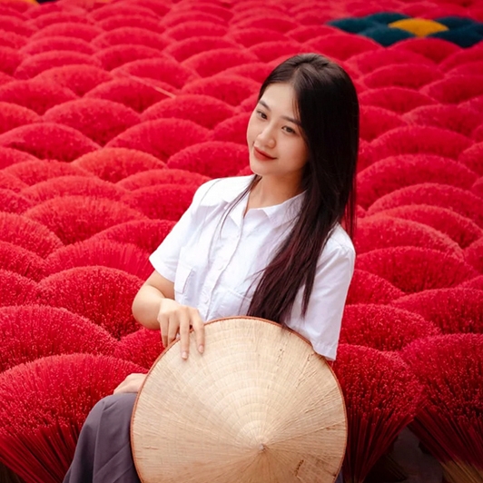 Explore Quang Phu Cau incense village tour and Phùng Xá silk village