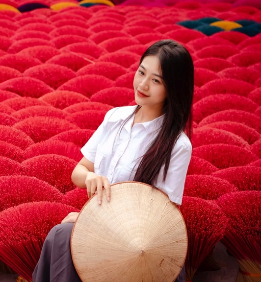 Explore Quang Phu Cau incense village tour and Phùng Xá silk village