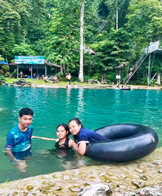 Swimming in Vang Vieng Laos of Family Sammer