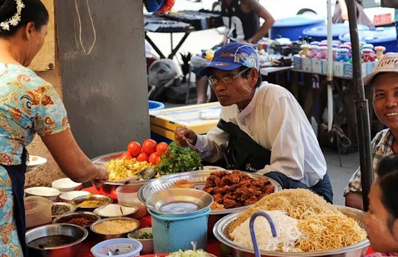 Review About Yangon Street Food: Local Dishes Everyone Needs To Try Review About Yangon Street Food: Local Dishes Everyone Needs To Try