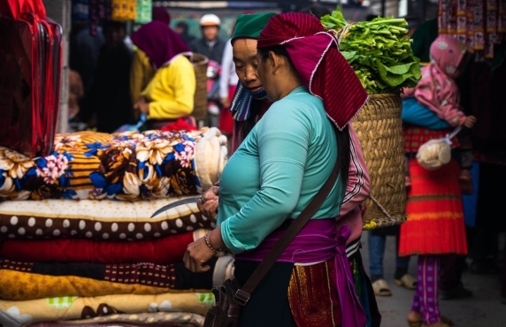 How To Deal With Street Vendors And Bargaining In Vietnam ? How To Deal With Street Vendors And Bargaining In Vietnam ?