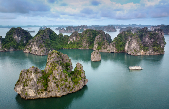 Halong Bay, Lan Ha Bay, Or Bai Tu Long Bay: Which Bay Should You Choose? Halong Bay, Lan Ha Bay, Or Bai Tu Long Bay: Which Bay Should You Choose?