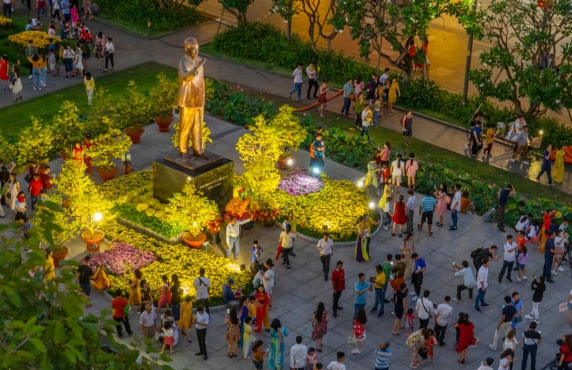 Street Life In Ho Chi Minh City? Stroll Down Nguyen Hue Walking Street Street Life In Ho Chi Minh City? Stroll Down Nguyen Hue Walking Street