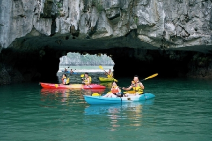 Luon Cave (Kayak / Sampan Boat) - Halong Bay (B, Brunch)