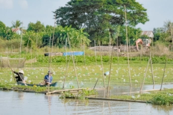 Vinh Xuong Border - Phnom Penh (B,L,D)