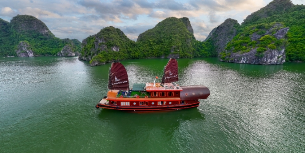 Sunlight Boutique cruise in Lan Ha Bay
