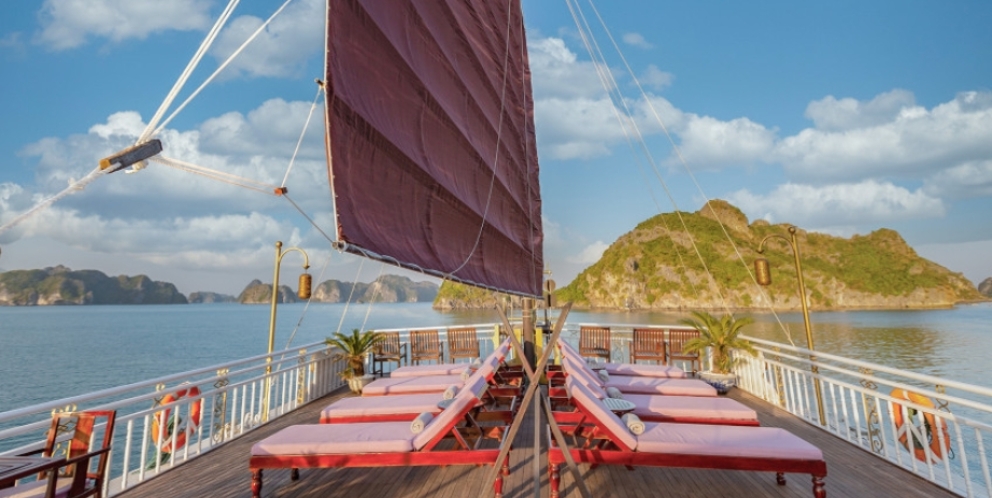 See whole Halong bay on sundeck 