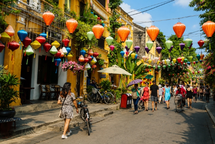 Strolling through the streets of Hoi An old quarter and discovering local life