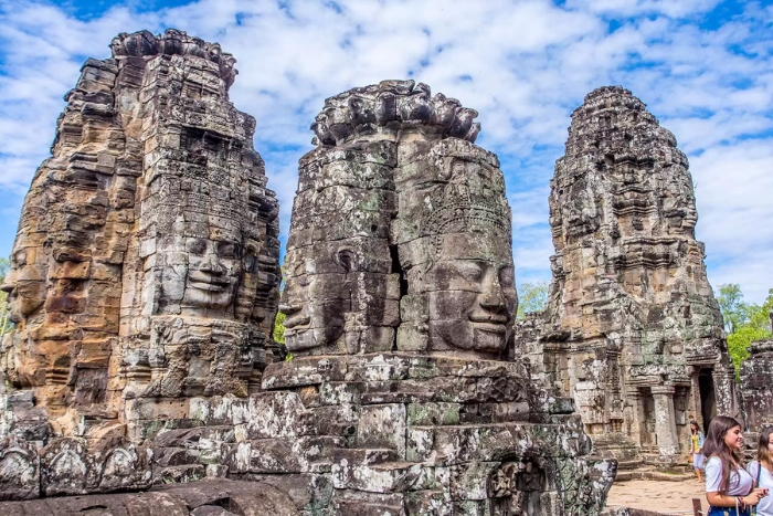 3 weeks in Cambodia: the Bayon temple surprises with its sculpted stone faces