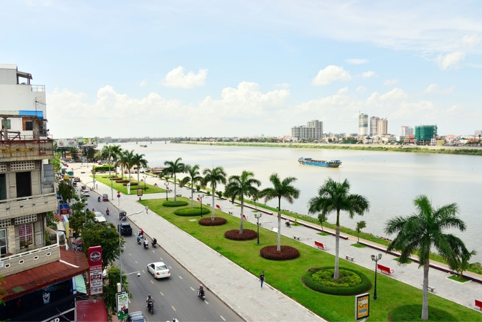 Walk along the banks of the Mekong on the last day of the 3-week itinerary in Cambodia