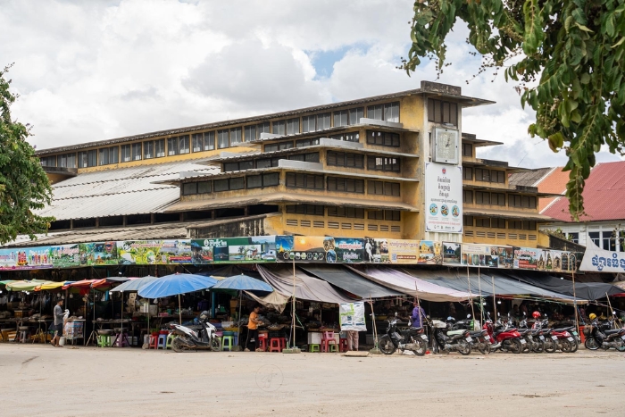 End the first day of the 2 days in Battambang with a visit to the Battambang central market