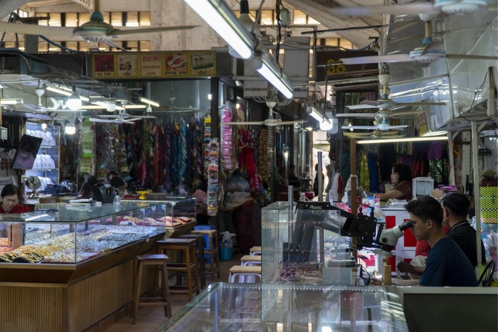 Authentic Souvenirs at Psar Nath Market Battambang: A True Local Shopping Experience