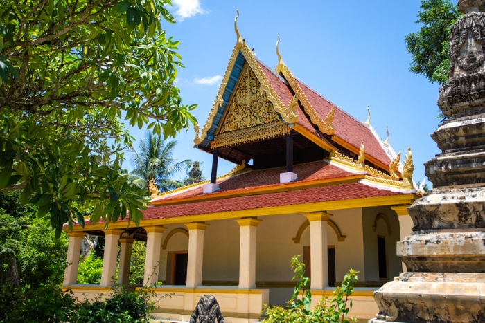Exploring Wat Samrong Knong: A Peaceful Stop During the Rainy Season in Battambang