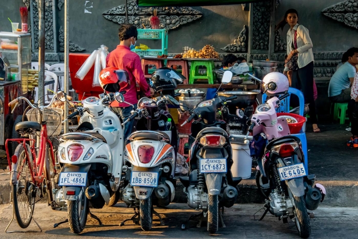 Driving in Cambodia: choosing a car or scooter for successful transport in Cambodia