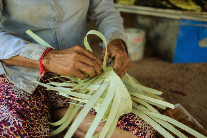 Learning the art of weaving in an ecological farm in Cambodia