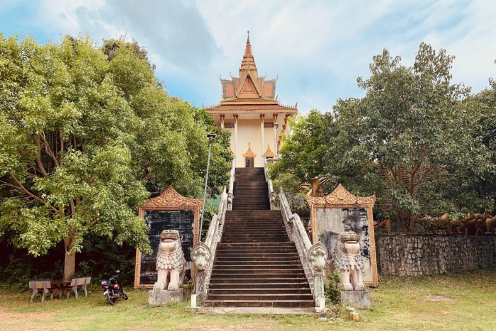 Samathi pagoda, a peaceful break with a view of Kep
