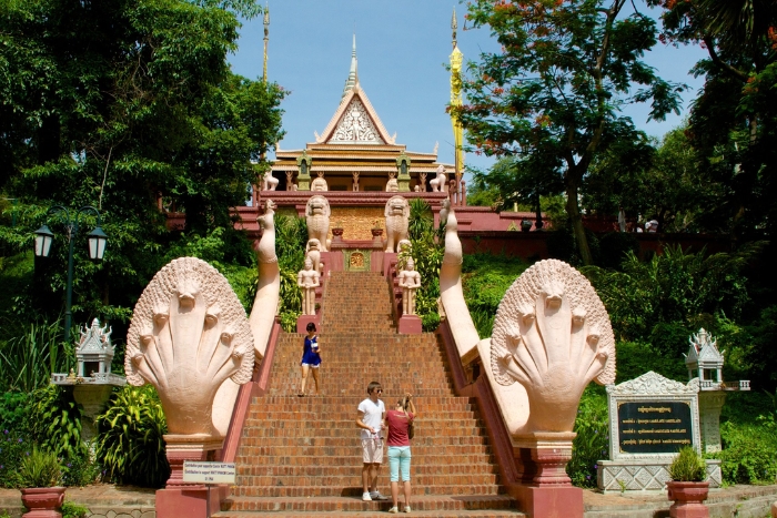 Visit Phnom Penh with family: Wat Phnom