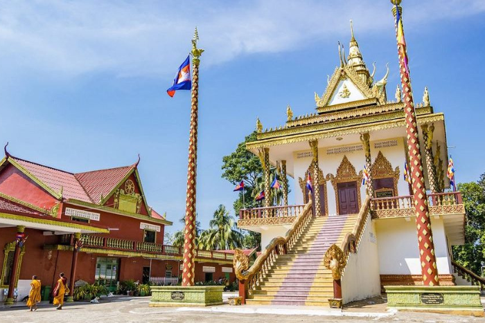 What to do in Sihanoukville in 24 hours? You can visit Wat Leu Pagoda