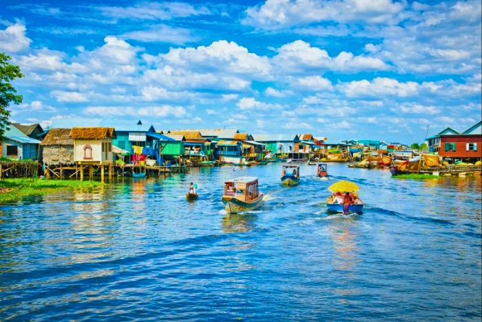 Daily life on the water in the floating villages of Tonl&eacute; Sap