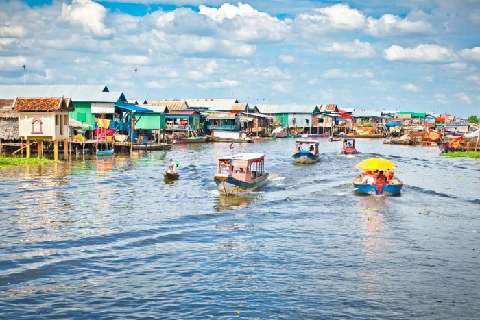 Discovering the floating villages during a cruise on the Tonl&eacute; Sap