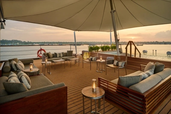 Private cruise on the Tonl&eacute; Sap River