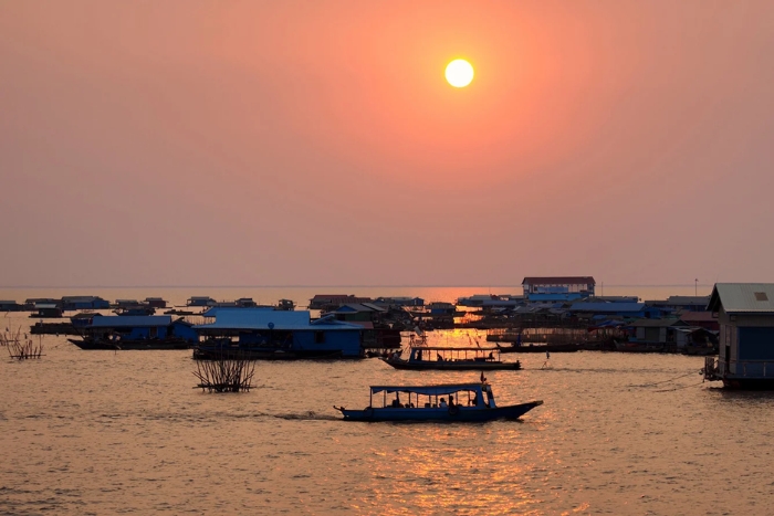 Tonl&eacute; Sap at dusk: Reflections and serenity on the water