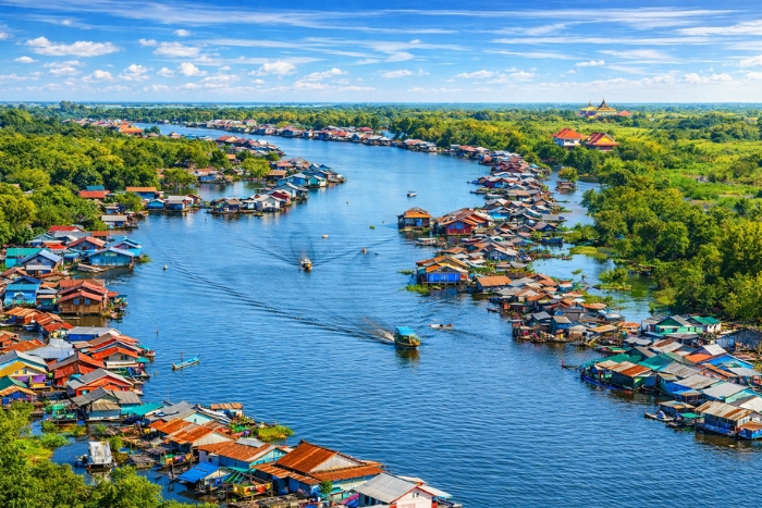 Experience on Tonl&eacute; Sap: Navigating among floating houses in Northwest Cambodia