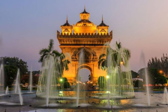 Climb to the Top of Patuxai 