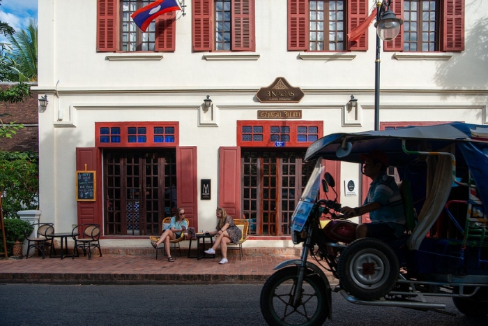 Enjoy Cafés and Bars While Watching the Rain