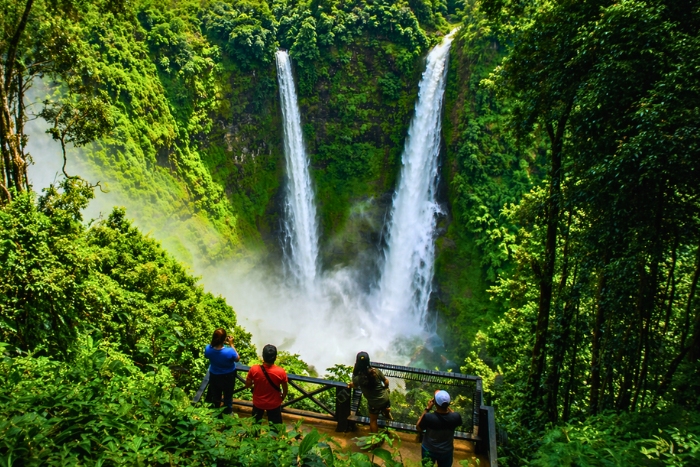 Discovery of the Tad Fane waterfalls in Laos with a Laos motorhome guide