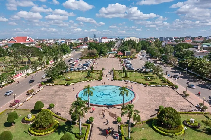 What to do at and around Patuxai Monument ?
