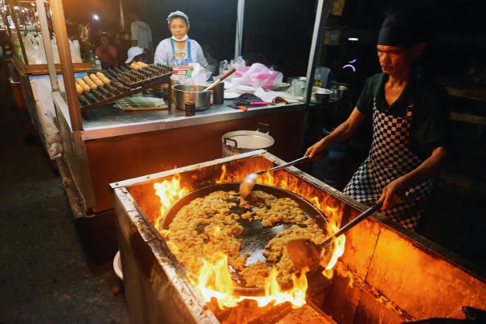 Discovering the Ayutthaya night market during my 2-day stay in Ayutthaya
