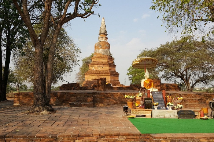 Statue de Luang Pho (moine vénérable) de Wat Phra Ngam