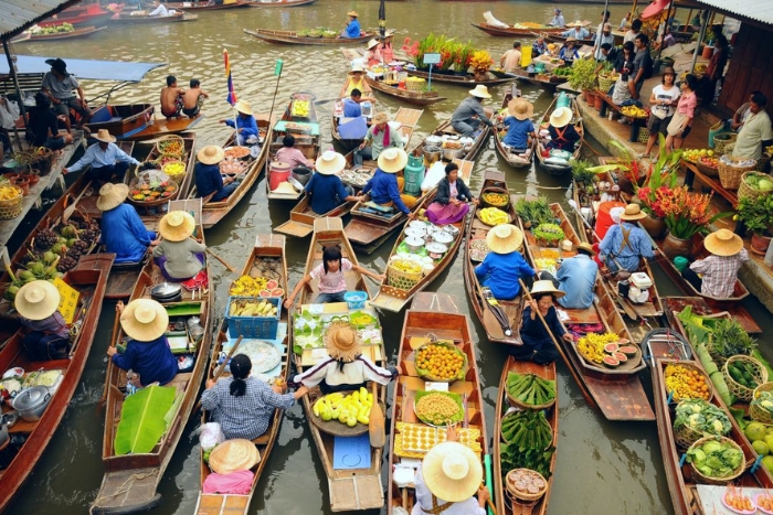 The floating market clearly reflects the Ayutthaya lifestyle – a Thai lifestyle connected to the rivers