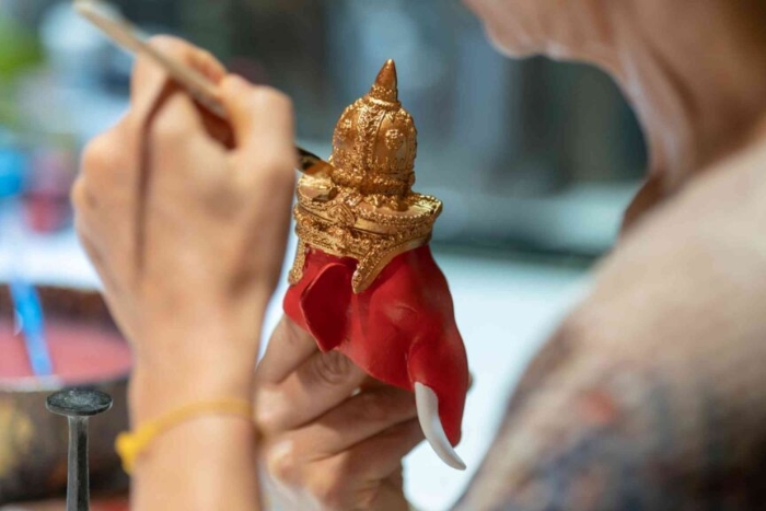 Paint a small souvenir mask