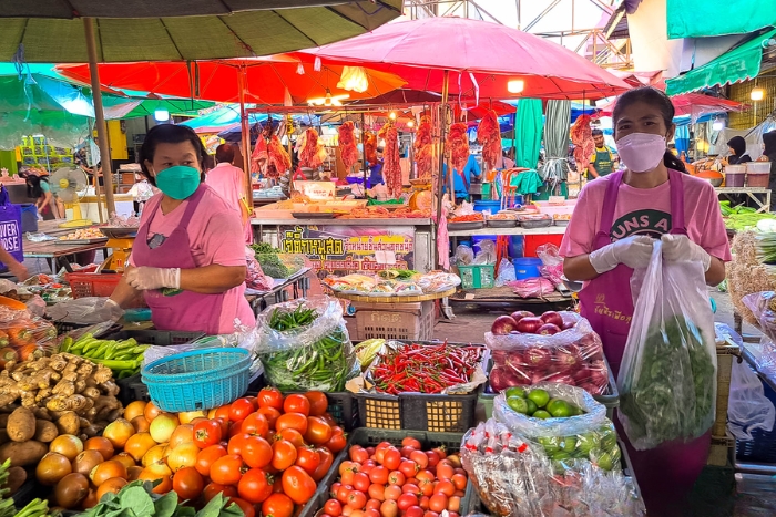 Atmosphere at the Chao Phrom Market in Ayutthaya