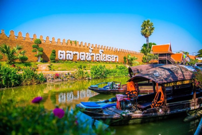 Visit the Ayutthaya Floating Market on a family travel to Ayutthaya