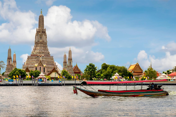 A traditional boat to cross the Chao Phraya River
