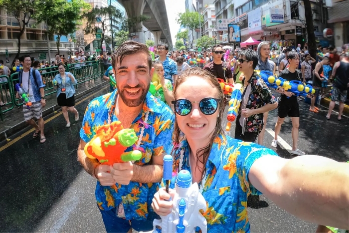 Immersion with Songkran, the world's largest water fight in Bangkok in summer