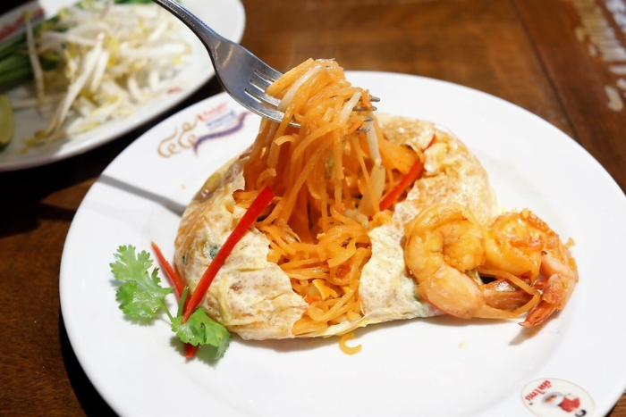 The best Pad Thai in Bangkok enjoyed on a tuk-tuk food tour