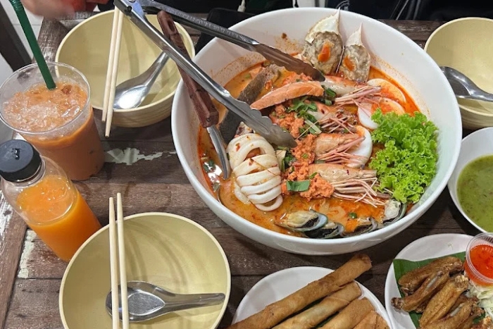 Tom Yum Goong with Thai-style: spicy, tangy and comforting