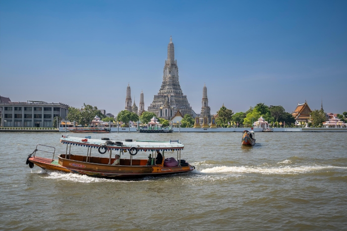 Private longtail boat along the river to admire Wat Arun