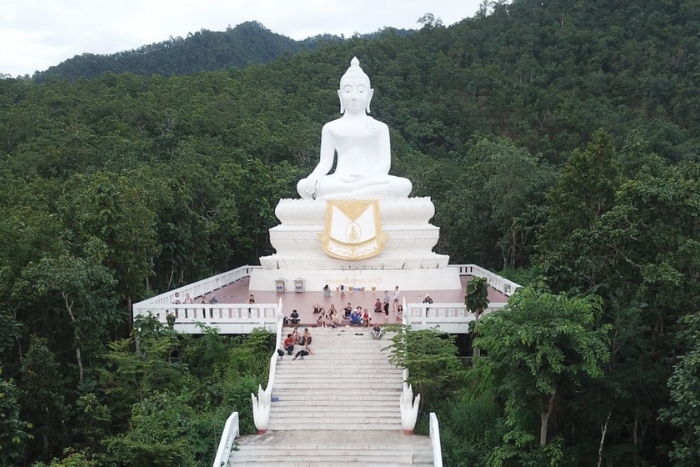 Wat Phra That Mae Yen and its majestic white Buddha statue