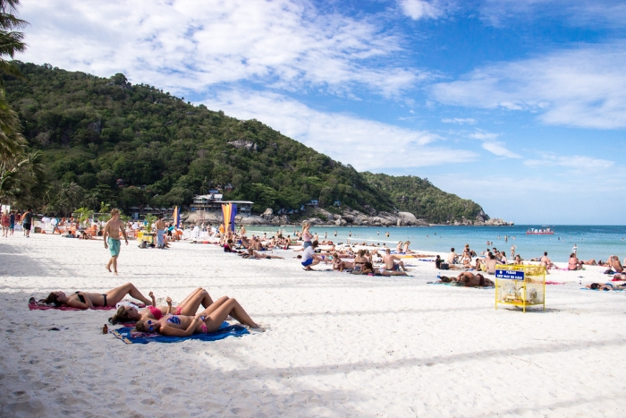 Haad Rin Beach is a good choice for a relaxing moment during your Phuket Koh Samui tour