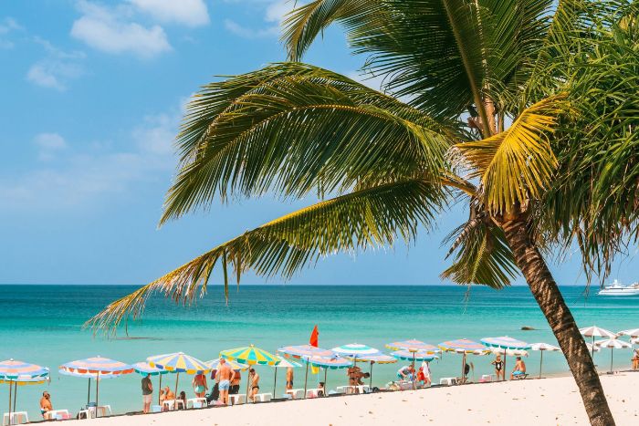 Turquoise beaches and crystal-clear waters, the perfect escape from the heat in Thailand in April