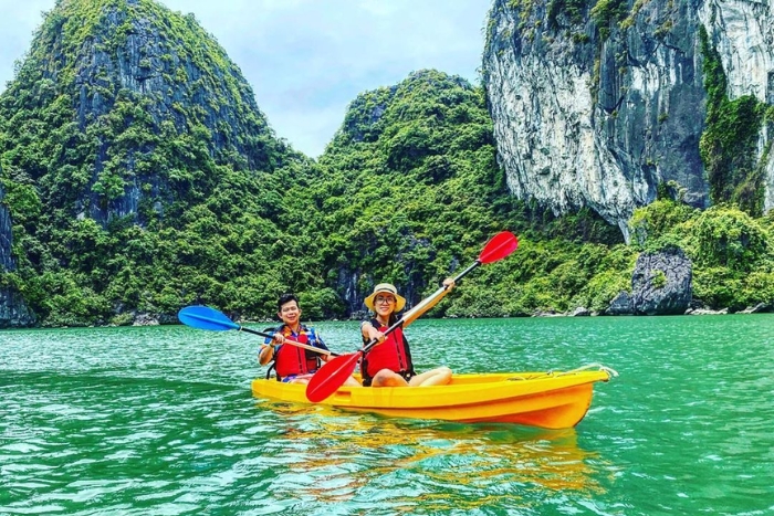 Kayak in Hang Luồn