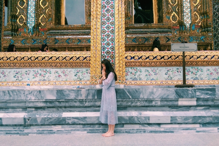 Il est essentiel de se couvrir lors des visites de temples en Thaïlande