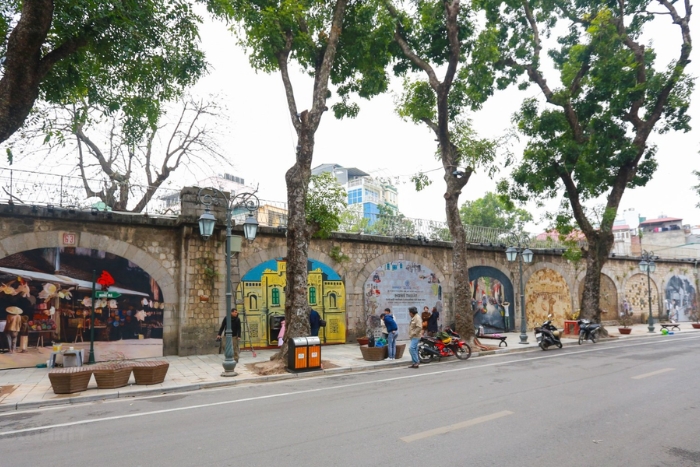 Best things to do in Hanoi in 24 hours - Admire murals&lrm; on Phung Hung Street