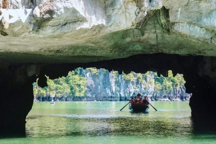 Kayaking in Luon Cave, Ha Long Bay